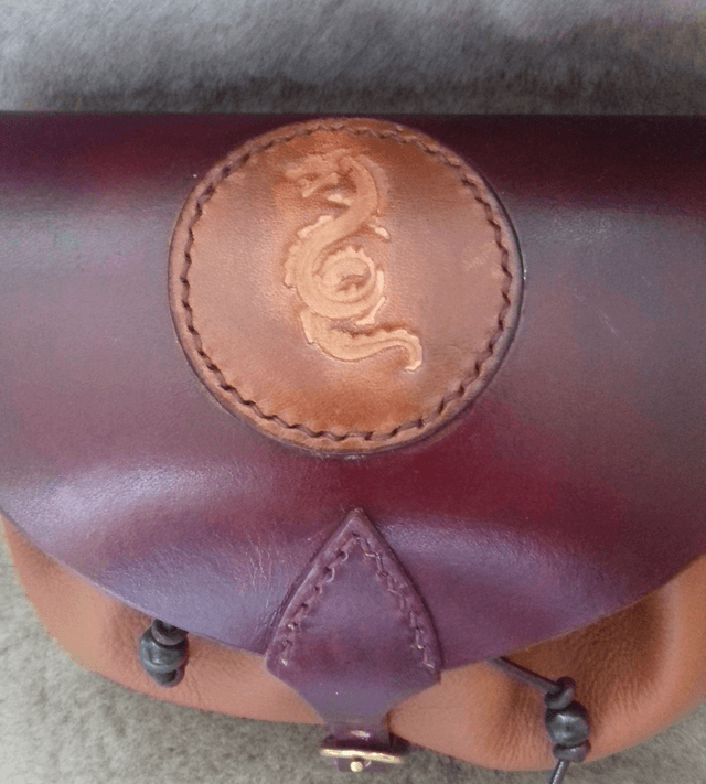 Escarcelle en cuir bordeau et marron motif dragon
