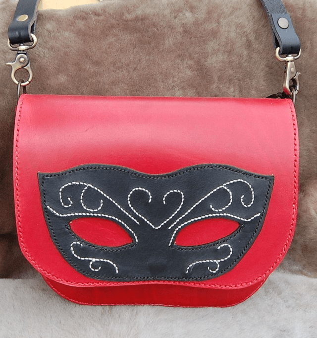 Sac en cuir rouge motif masque vénitien