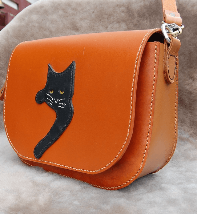 Sac en cuir couleur fauve avec motif chat noir