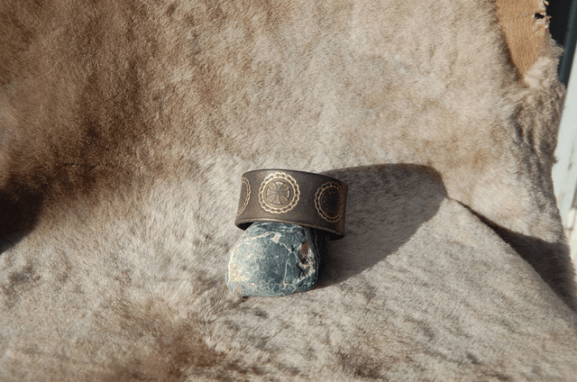 Bracelets en cuir en 30 mm de large de style médiéval