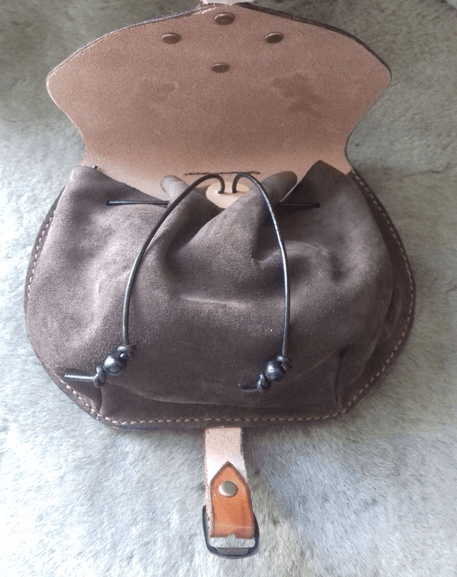Escarcelle en cuir marron bison  motif salamandre