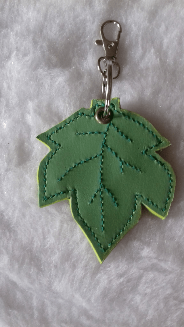 Porte clé en cuir vert en forme de feuille