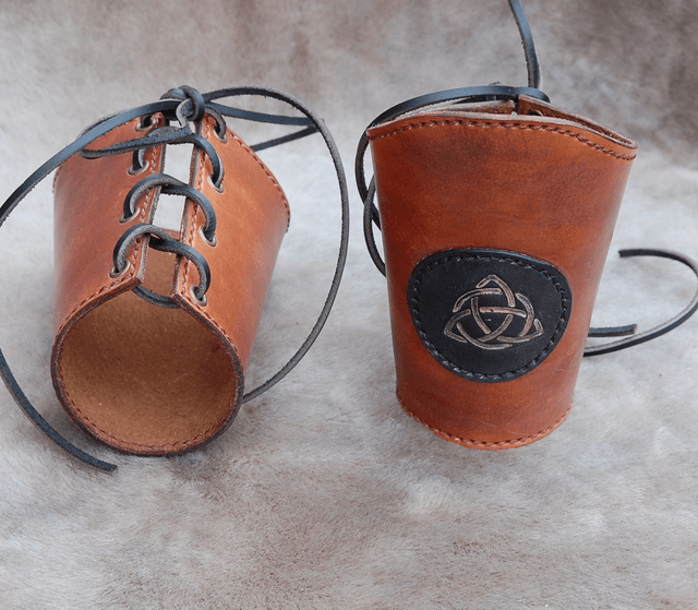 Paire de manchettes ou canons d'avant bras triquetra argenté
