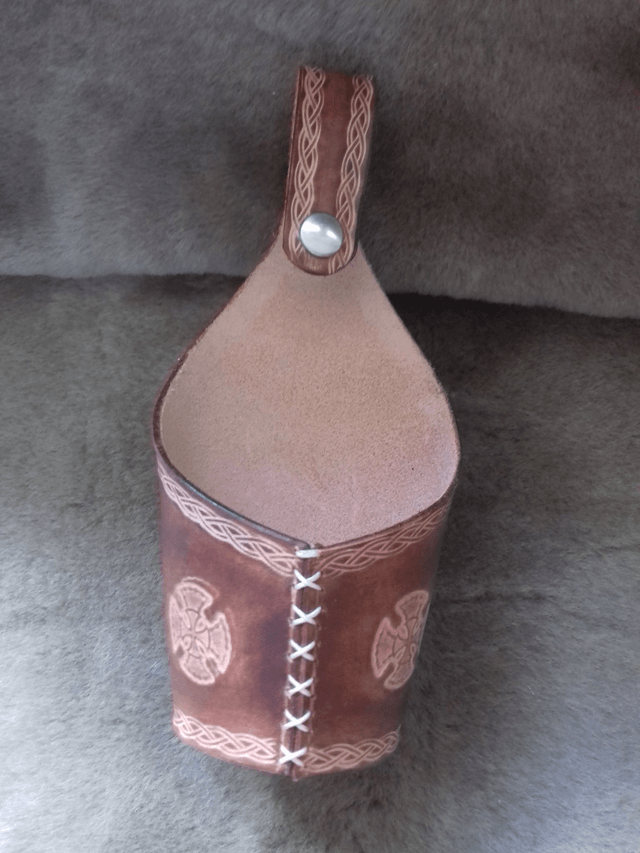 Porte gobelet en cuir motif croix