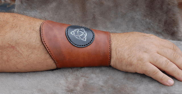 Paire de manchettes ou canons d'avant bras triquetra argenté