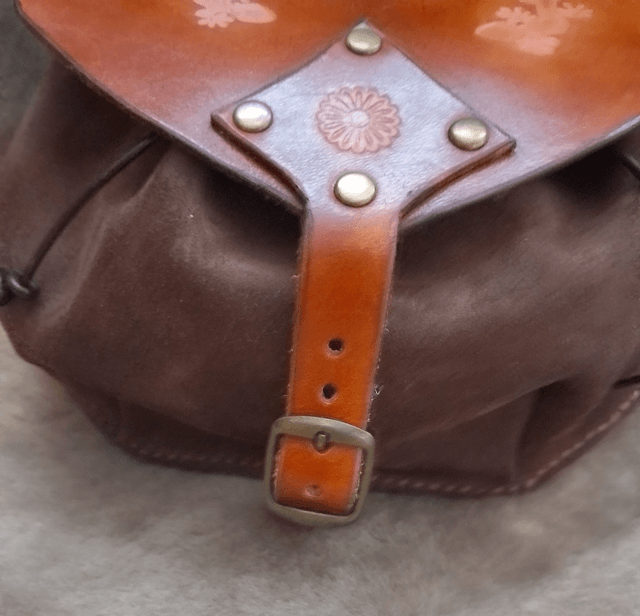 Escarcelle en cuir marron bison  motif salamandre