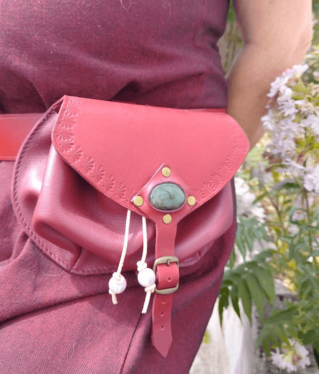 Escarcelle en cuir bordeau motif floral et labradorite