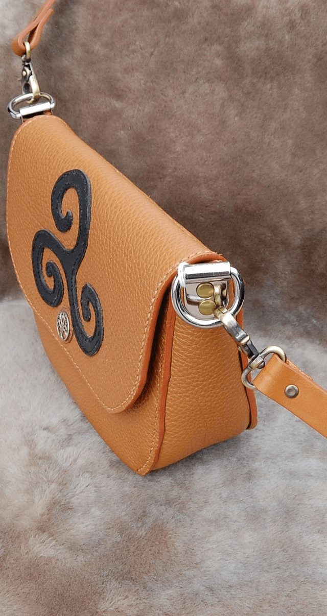 Sac couleur fauve en cuir de taurillon avec motif triskel