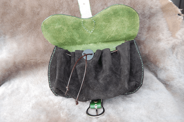Escarcelle en cuir  de style médiéval avec feuilles incrustées spécial cordes.