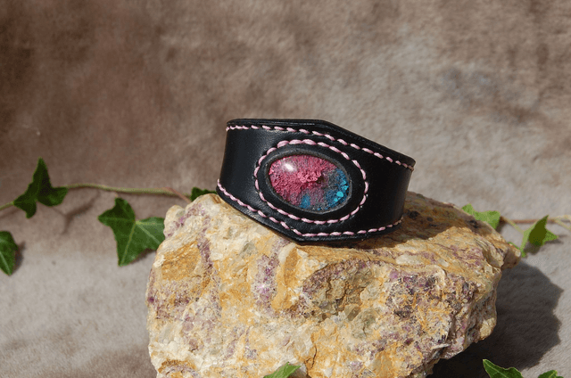 Bracelets en cuir ornés de perles résine - Arrêt de gamme.