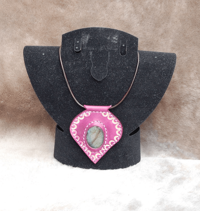 Collier en cuir texturé pourpre avec incrustion de labradorite