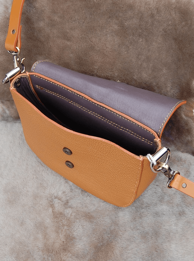 Sac couleur fauve en cuir de taurillon avec motif triskel
