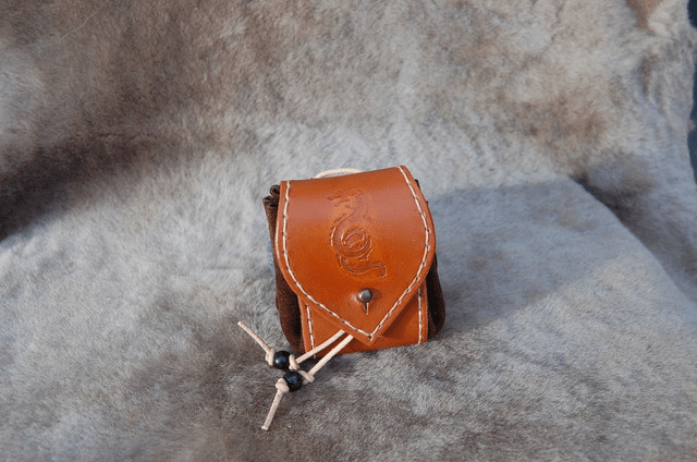 Bourses en cuir  de style médiéval avec motifs incrustés et patinés doré