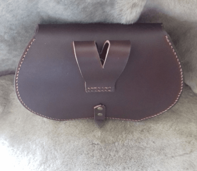 Escarcelle en cuir marron foncé avec concho floral