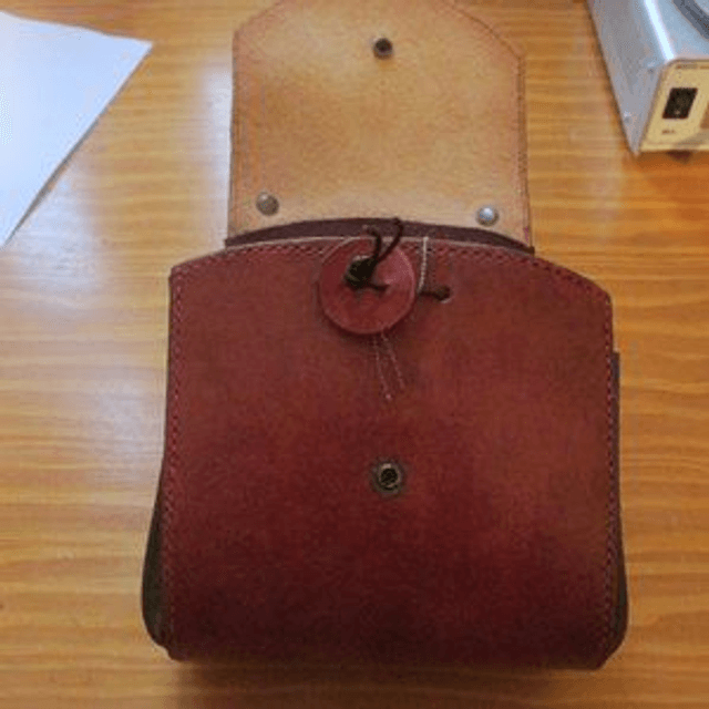 Sac bourse  en cuir à porter à la main