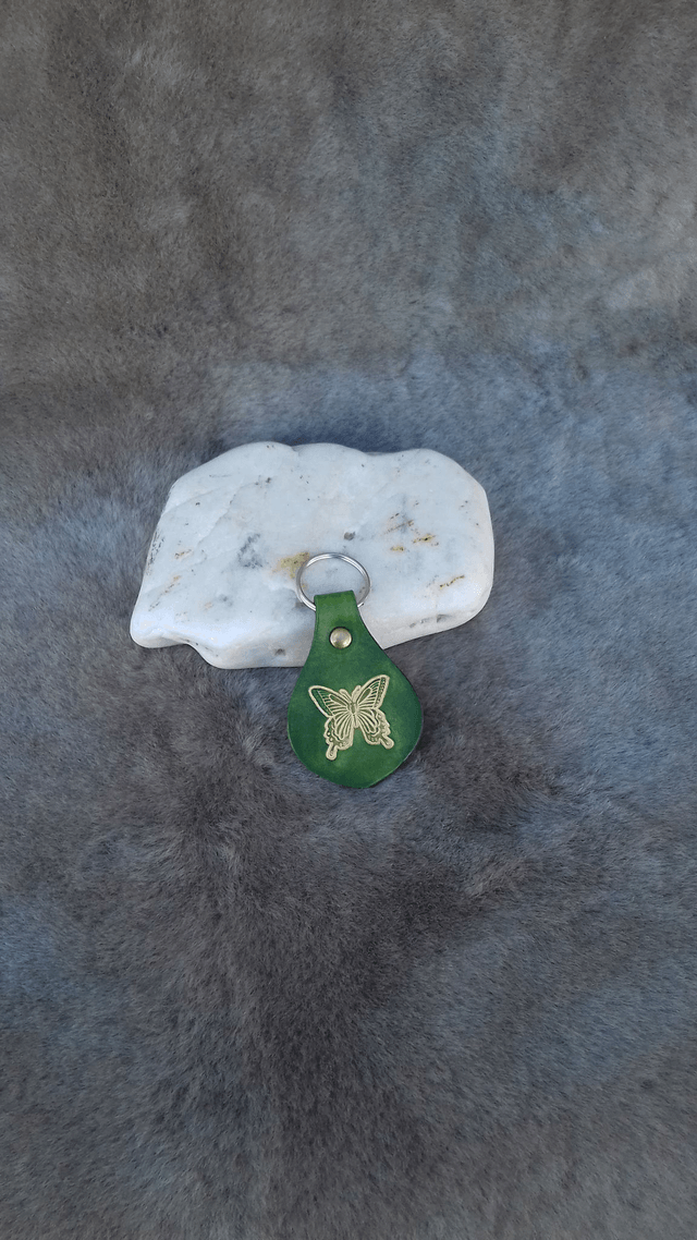 Porte clés en cuir papillons et libellules