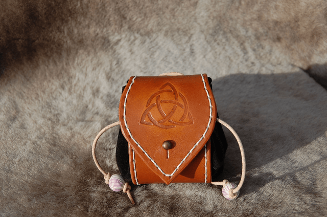 Bourses en cuir  de style médiéval avec motifs incrustés et patinés doré