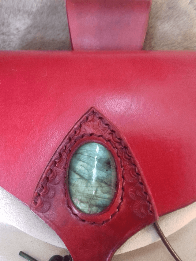 Escarcelle en cuir véritable avec pierre de labradorite 