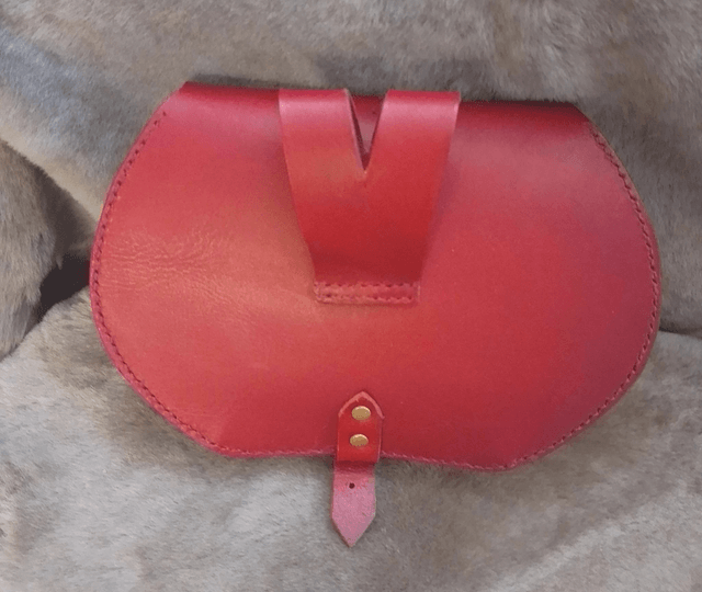 Escarcelle en cuir bordeau motif floral et labradorite