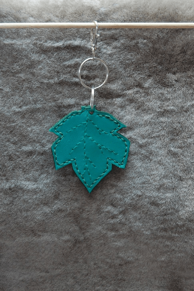 Porte clé en cuir vert en forme de feuille