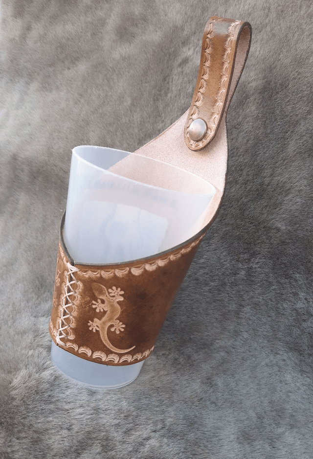 Porte gobelet en cuir texturé motif salamandre couleur marron moyen