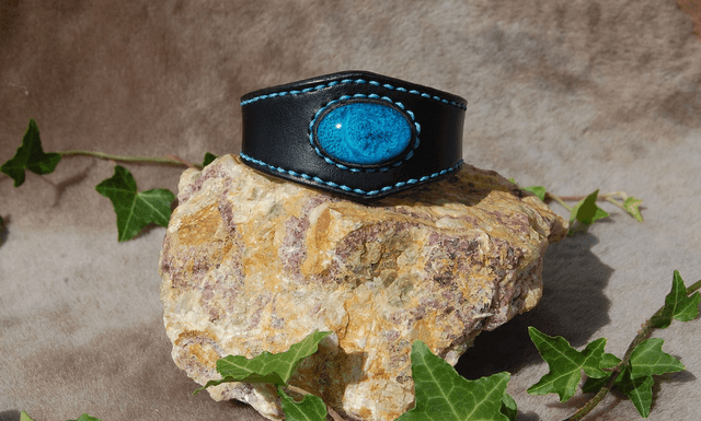 Bracelets en cuir ornés de perles résine - Arrêt de gamme.