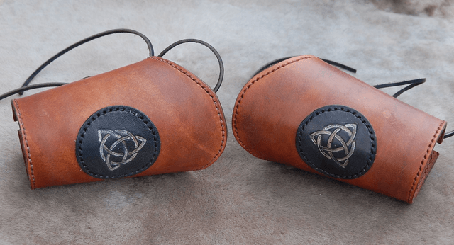 Paire de manchettes ou canons d'avant bras triquetra argenté
