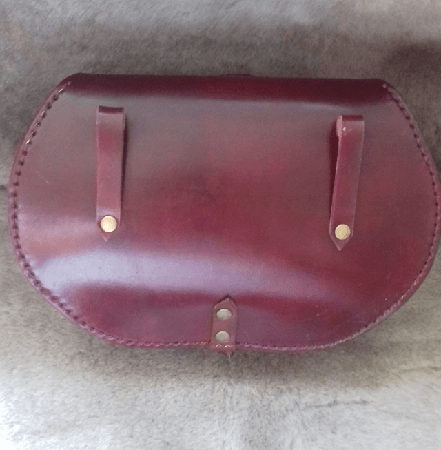 Escarcelle en cuir bordeau et marron motif dragon