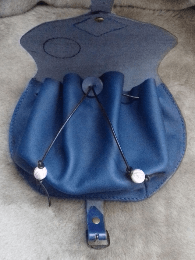 Escarcelle en cuir bleue motif arbre de vie