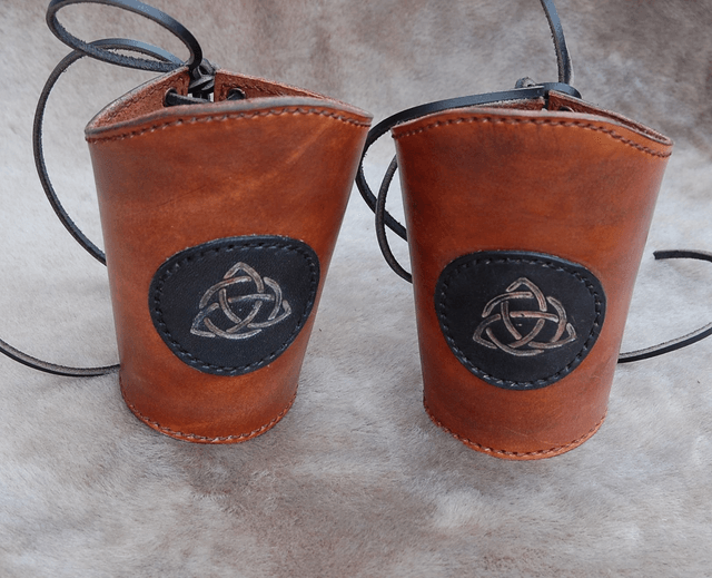 Paire de manchettes ou canons d'avant bras triquetra argenté