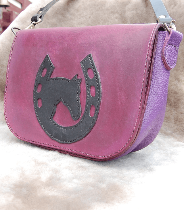 Sac en cuir violet motif fer à cheval 