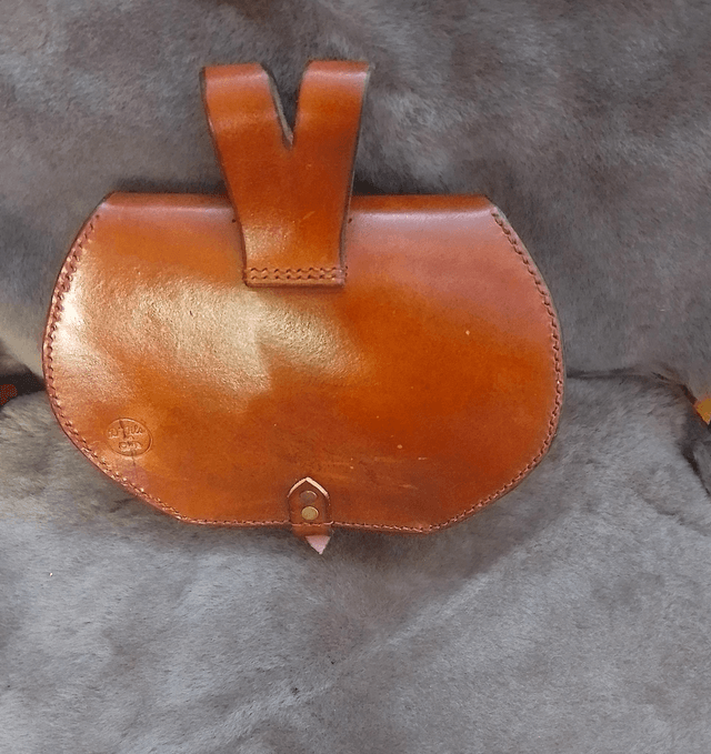Escarcelle en cuir marron bison  motif salamandre
