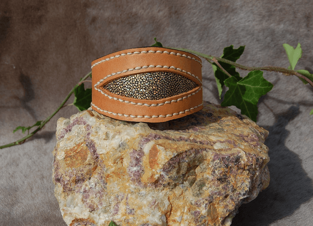 Bracelets en cuir tannage végétal collection insert galuchat - arrêt de gamme.