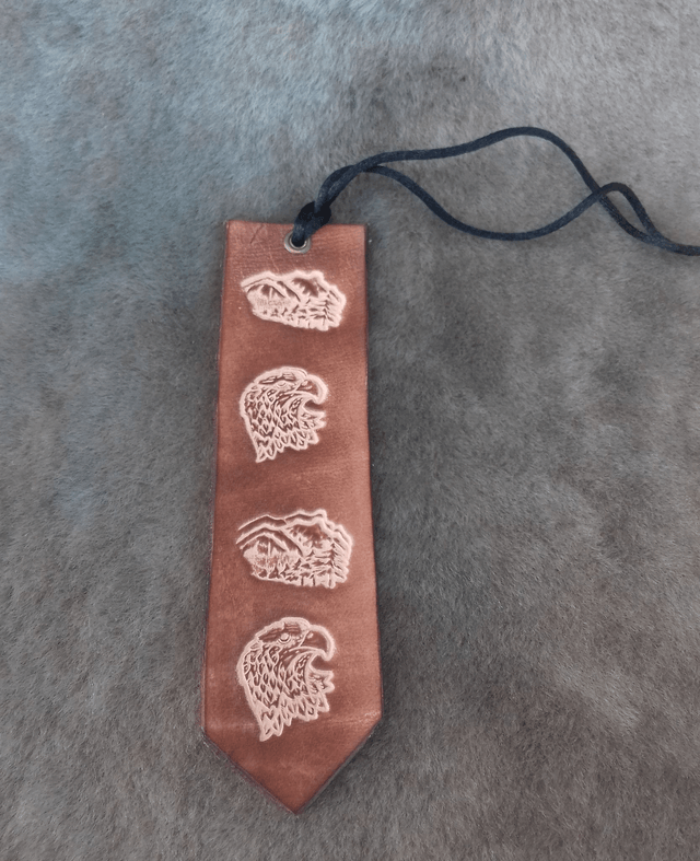 Marque page en cuir avec lacet 
