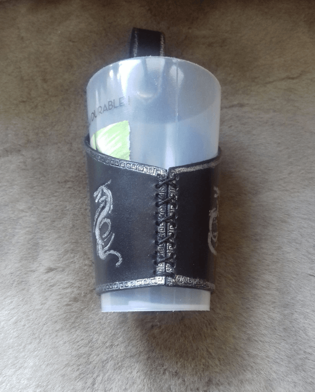 Porte gobelet en cuir motif dragon