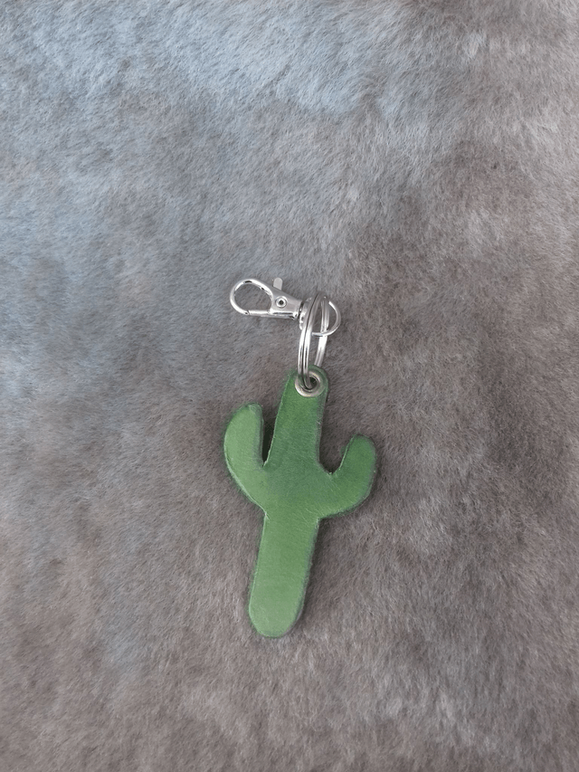 Porte clé cuir plume et cactus.