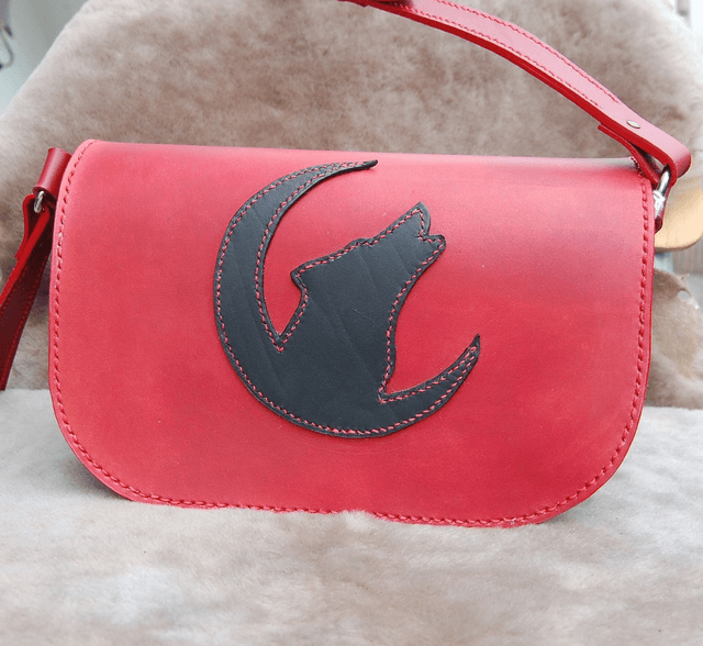 Sac en cuir rouge motif loup hurlant à la lune