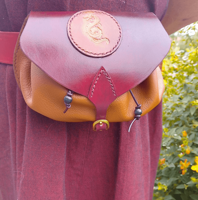 Escarcelle en cuir bordeau et marron motif dragon