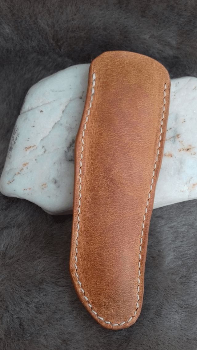 Etui à couteau en cuir pour couteau  pliant style "Laguiole". Différents cuirs et coloris.