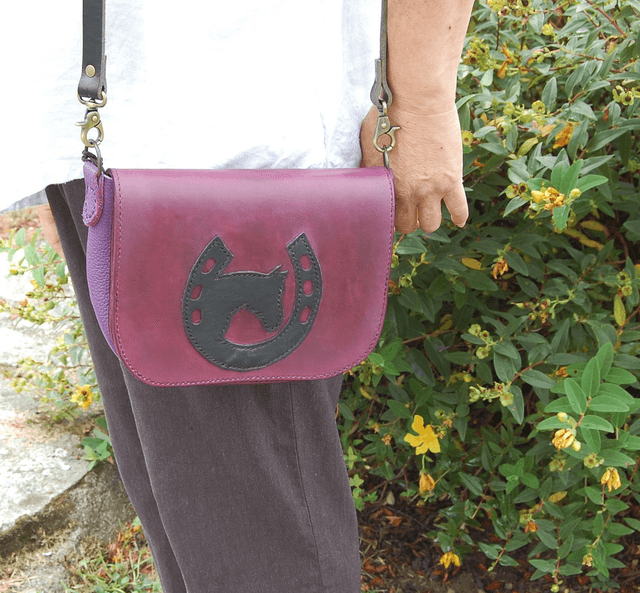 Sac en cuir violet motif fer à cheval 