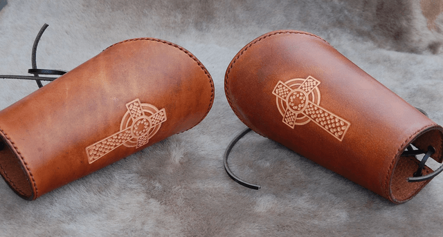 Paire de manchettes ou canons d'avant bras motifs celtiques