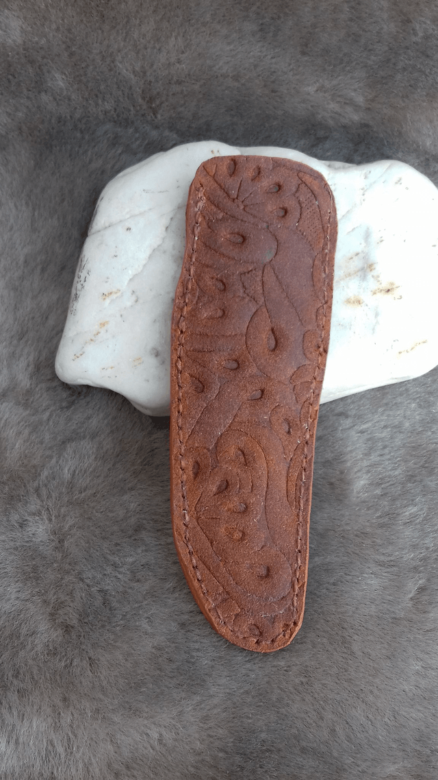 Etui à couteau en cuir pour couteau  pliant style "Laguiole". Différents cuirs et coloris.