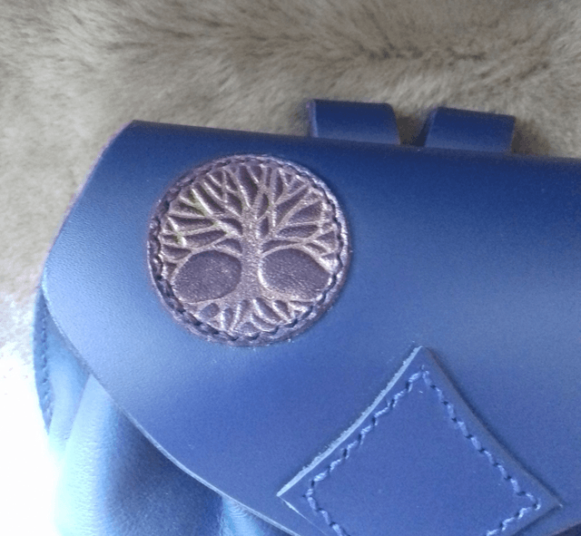 Escarcelle en cuir bleue motif arbre de vie