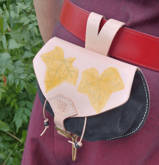 Escarcelle Lierre Enchanté – Cuir Naturel Ciré