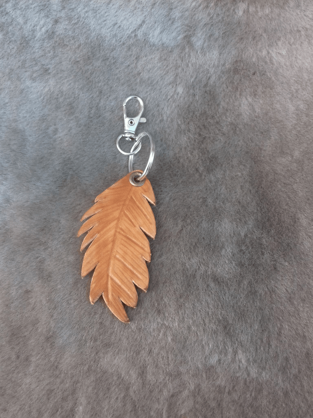 Porte clé cuir plume et cactus.