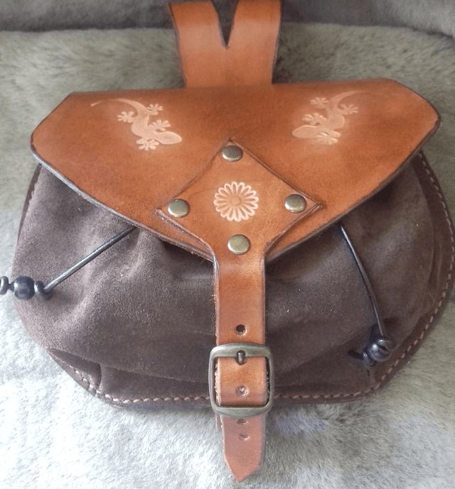 Escarcelle en cuir marron bison  motif salamandre