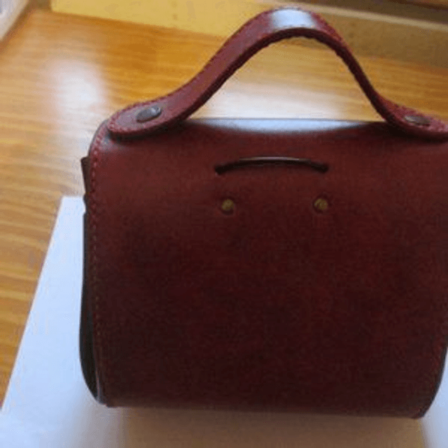 Sac bourse  en cuir à porter à la main