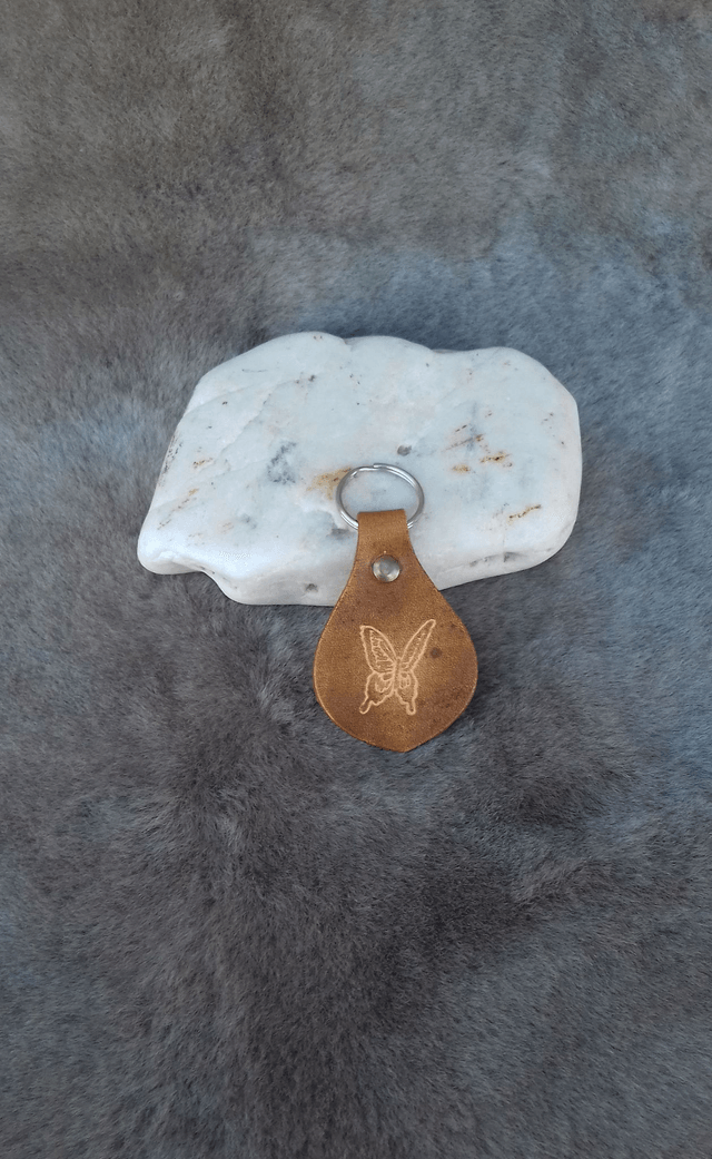 Porte clés en cuir papillons et libellules