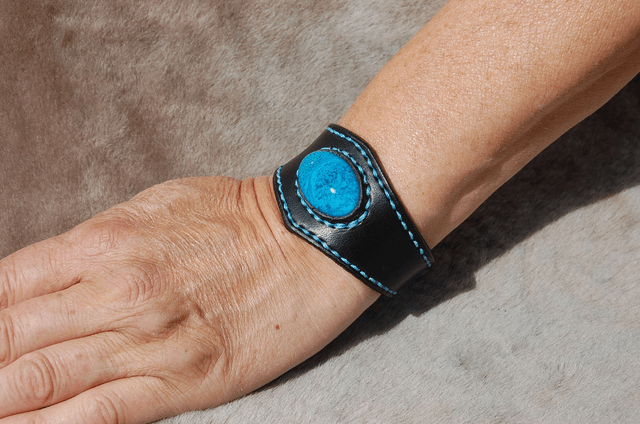 Bracelets en cuir ornés de perles résine - Arrêt de gamme.