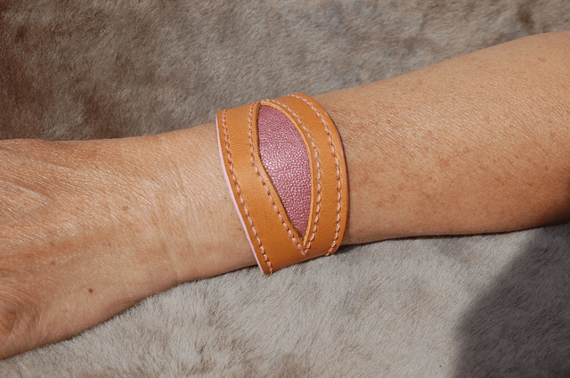 Bracelets en cuir tannage végétal collection insert galuchat - arrêt de gamme.